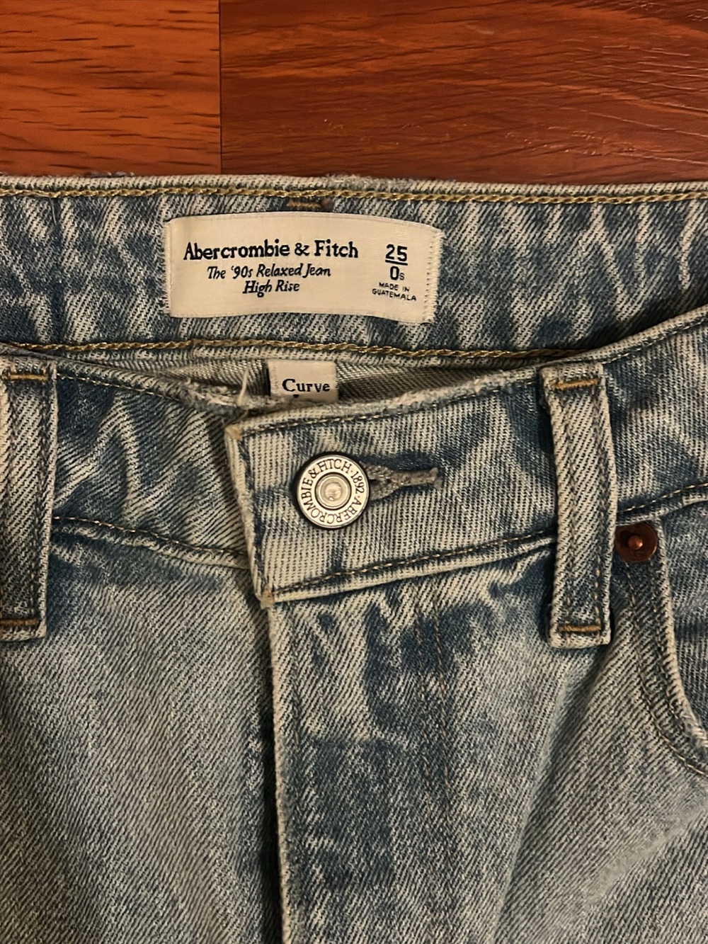 Abercrombie & Fitch High-Rise '90s Relaxed Jeans in Light Blue Wash